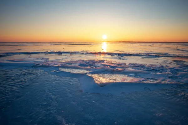 Günbatımı ateşli gökyüzü ve donmuş gölün güzel kış manzarası — Stok fotoğraf