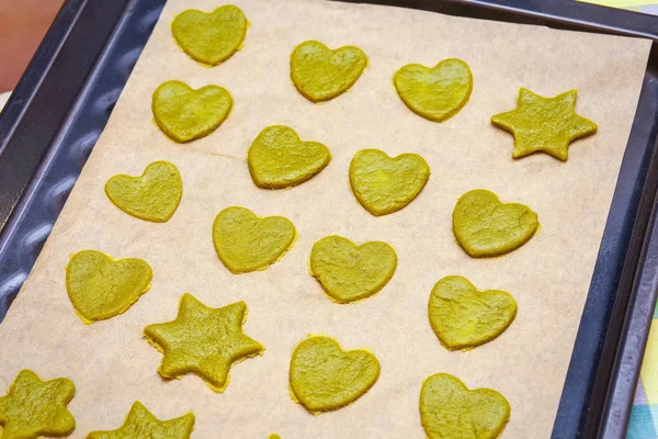 Biscoitos caseiros crus com chá verde matcha — Fotografia de Stock