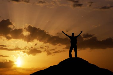 dağın tepesinde bir adam silüeti. 