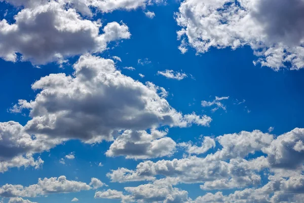 Kabarık Bulutlu Mavi Gökyüzü Arkaplanı — Stok fotoğraf