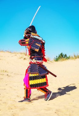 Samuray zırh kum üzerinde çalışan kılıç ile erkeklerde