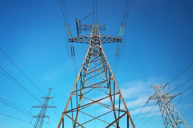 Elektrik pilon ve mavi gökyüzü arka plan üzerinde güç hatları