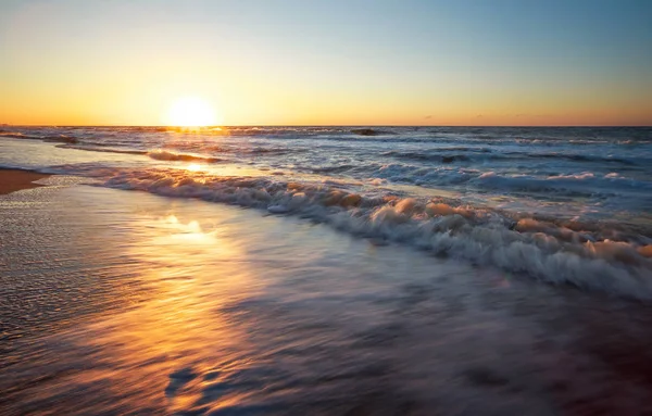Sonnenuntergang und Ozean. Strand und Meer bei Sonnenaufgang. — Stockfoto