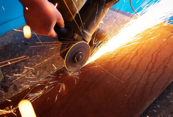 A worker using a grinder cut metal. — Stock Photo, Image