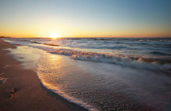 Pôr-do-sol e oceano. Praia e mar ao nascer do sol . — Fotografia de Stock