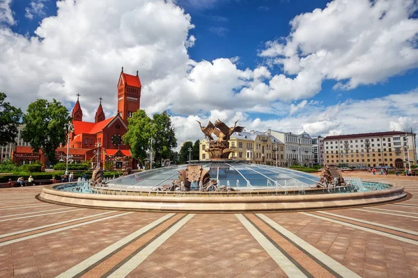 Hermosa fuente en la Plaza de la Independencia en Minsk —  Fotos de Stock