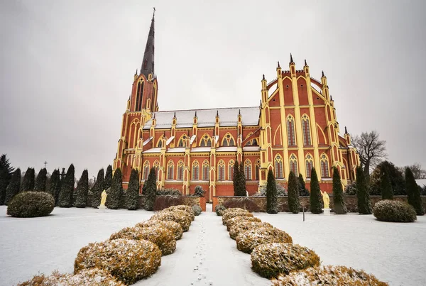 Heilige Drievuldigheid katholieke kerk, Gervyaty dorp in wintertijd — Stockfoto