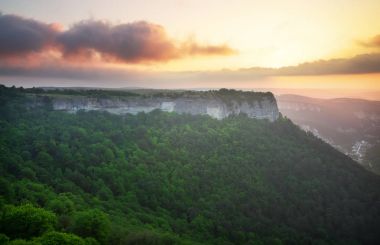 Gün batımı sırasında dağ manzarası. Doğanın kompozisyon. 