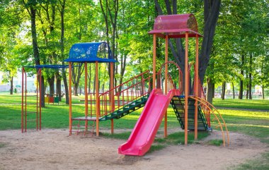 Parktaki bahçedeki renkli oyun parkı.