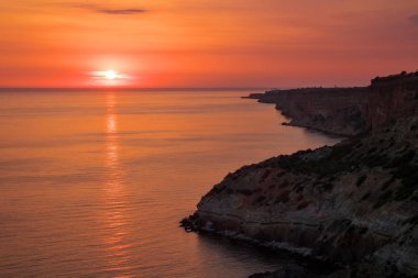 Deniz ve gün batımı, rock. doğa kompozisyon 