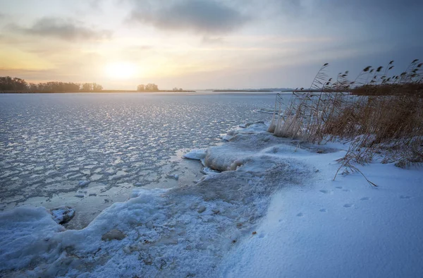 Bellissimo paesaggio invernale con lago ghiacciato e cielo al tramonto . — Foto Stock