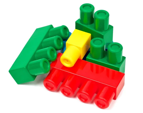 Beyaz arka plan üzerinde renkli blok bina oyuncak — Stok fotoğraf