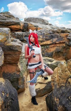 Dağ bölgesinde iki kılıç ile güzel kadın karakter. 