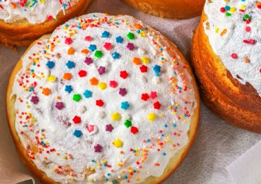 Paskalya kek, üstten görünüm. Bir şekilde dekore edilmiş Kulich. İyi Bayramlar! 