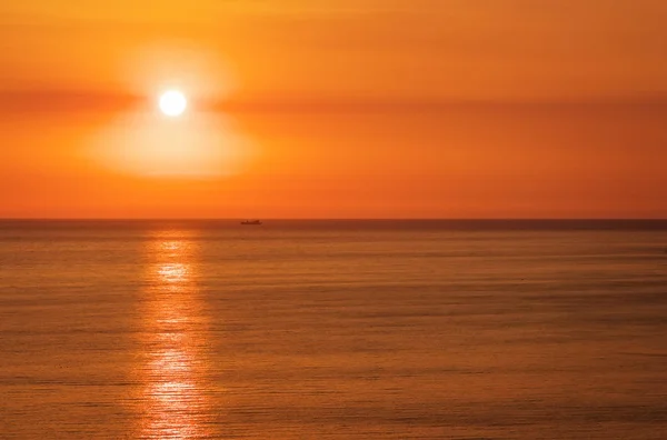 Prachtige zonsondergang boven de zee — Stockfoto