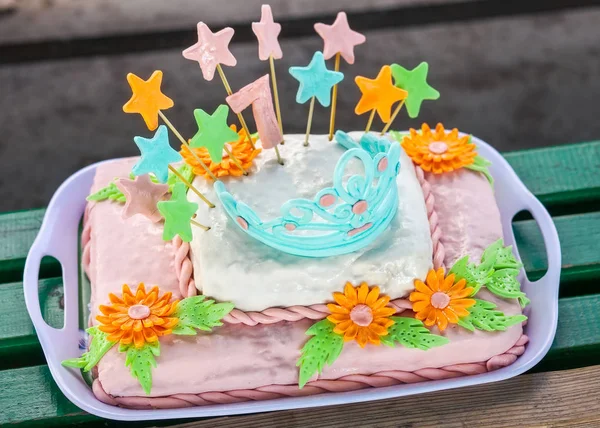 Tarta de cumpleaños con flores de colores, estrellas y diadema — Foto de Stock