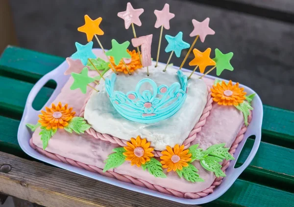 Tarta de cumpleaños con flores de colores, estrellas y diadema — Foto de Stock