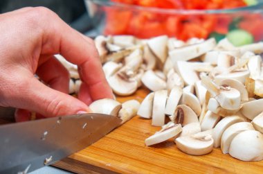 Şef kesme mantar ahşap kesme tahtası üzerinde