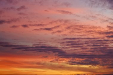 Parlak turuncu, kırmızı ve sarı renkler günbatımı gökyüzü. 