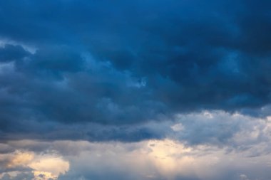 Kara bulutlar dramatik gökyüzü. Arka plan