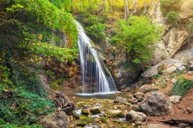 Şelale Jur-Jur Cremea içinde. Güzel sonbahar manzara 