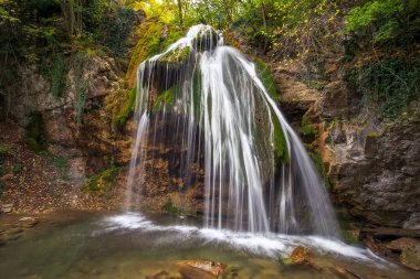 Büyük şelale ile güzel sonbahar manzara