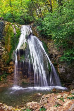 Şelaleli güzel sonbahar manzarası