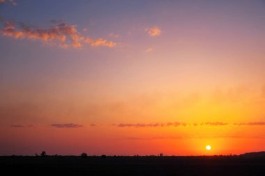 Güzel derin renkli gökyüzü günbatımı üzerinde bulutlar ile. Kavram v