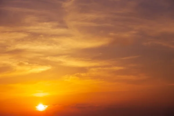 Hermoso cielo naranja ardiente puesta de sol como fondo — Foto de Stock