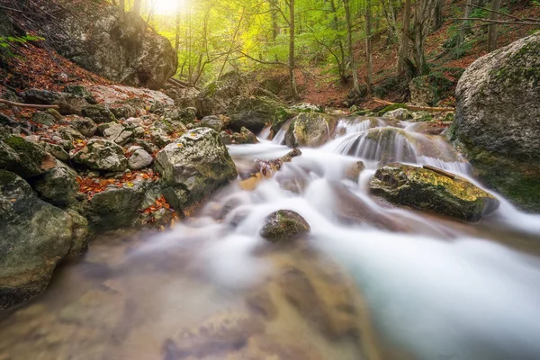 Beau paysage d'automne avec rivière de montagne, pierres — Photo