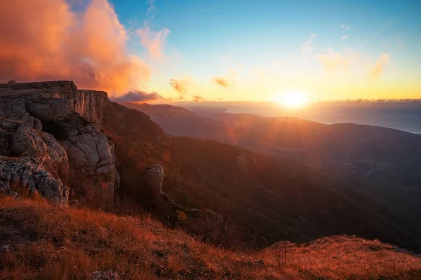 Hermoso paisaje de montaña en otoño durante el atardecer — Foto de Stock