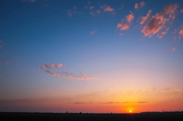 Ciel orangé orangé couchant. Beau fond coloré . — Photo