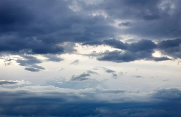 Ciel dramatique avec nuages sombres. Contexte abstrait — Photo