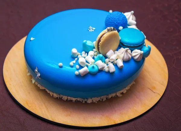 Bolo azul saboroso com um macarons e marshmallow . — Fotografia de Stock