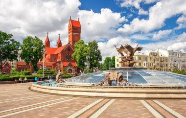 Minsk 'teki Independence Meydanı' nda güzel bir çeşme