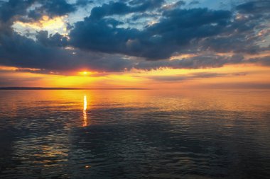 Günbatımı güzel gökyüzü ile sahilde. Doğanın kompozisyon