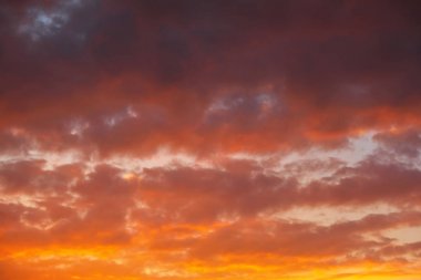 Ateşli, turuncu ve kırmızı renkler günbatımı gökyüzü arka plan olarak