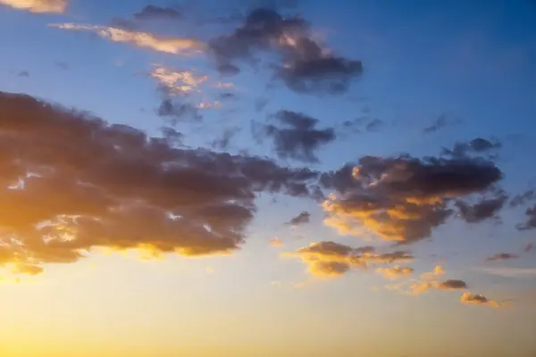 橙色和红色的夕阳的天空作为背景 — 图库照片