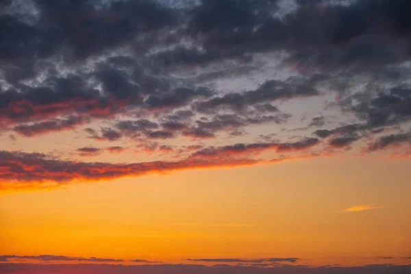 背景として、燃えるようなオレンジと赤の色の夕焼け空 — ストック写真