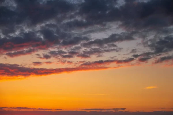 Cielo de puesta de sol de colores ardiente, naranja y rojo como fondo —  Fotos de Stock