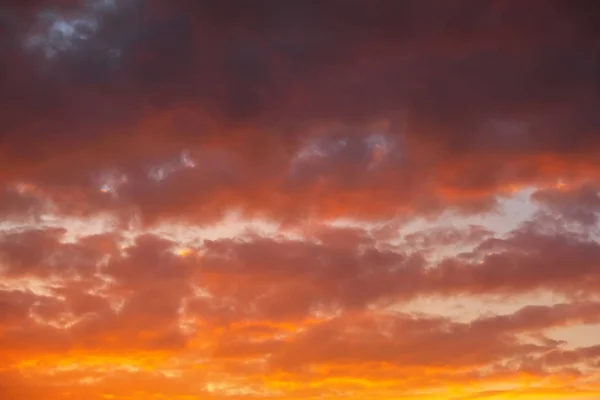 Cores Fiery, laranja e vermelho céu por do sol como fundo — Fotografia de Stock