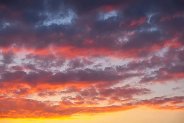 Ohnivé, oranžové a červené barvy západu slunce obloha jako pozadí — Stock fotografie