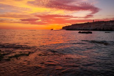 Güzel yaz yatay, gün batımı, renkli gökyüzü ve deniz. 