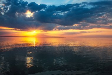 Günbatımı güzel gökyüzü ile sahilde. Doğanın kompozisyon