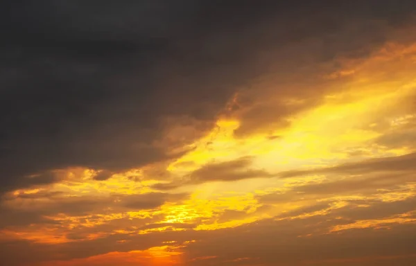 Cielo de puesta de sol de colores ardiente, naranja y rojo como fondo — Foto de Stock