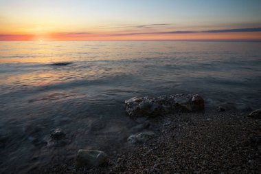 Dağlar tarlada olarak papatya. 