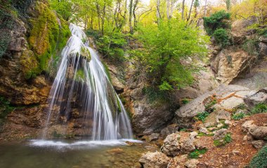 Şelale Jur-Jur Kırım '. Güzel sonbahar manzara 