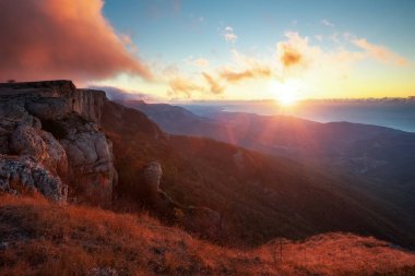 Gün batımı sırasında sonbahar zamanında güzel dağ manzarası