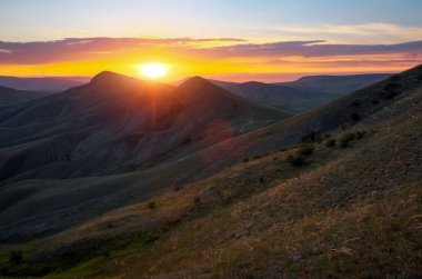 Gün doğarken Dağ Vadisi. Doğal yaz manzarası