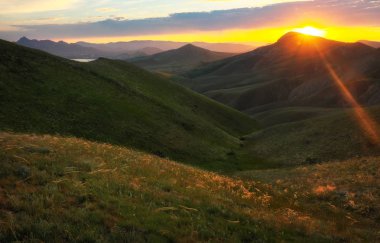 Gün doğarken Dağ Vadisi. Doğal yaz manzarası